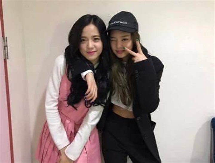 Are Jisoo and Jennie friends?