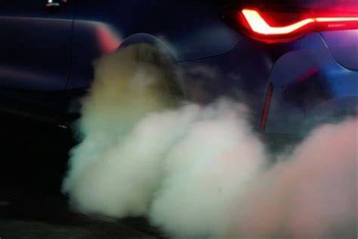 Can bad compression cause white smoke?