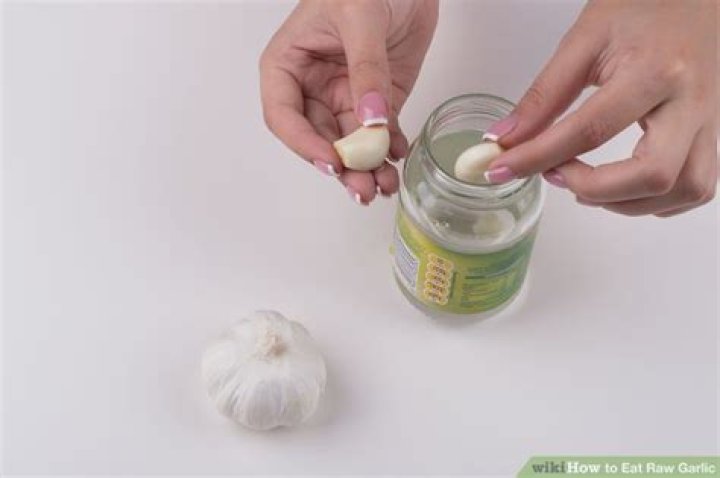 Is it safe to eat raw garlic?